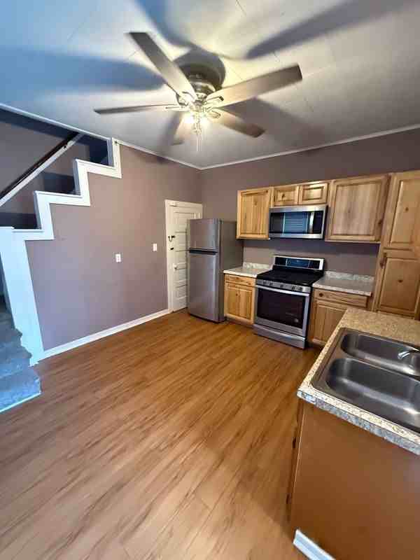 258 1/2 E Grove St - Photo 3 of 11