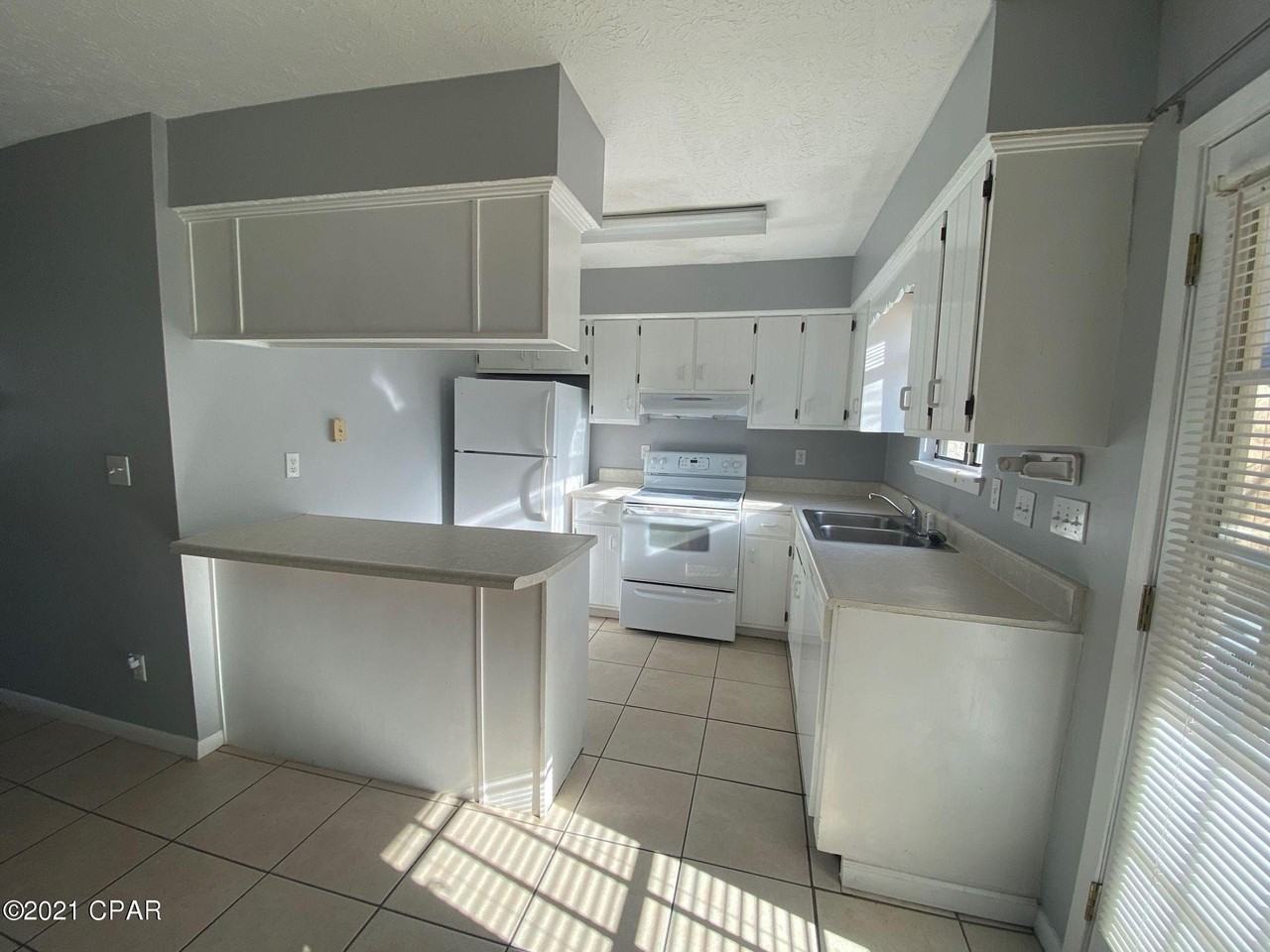 409 Venetian Way - Photo 5 of 13