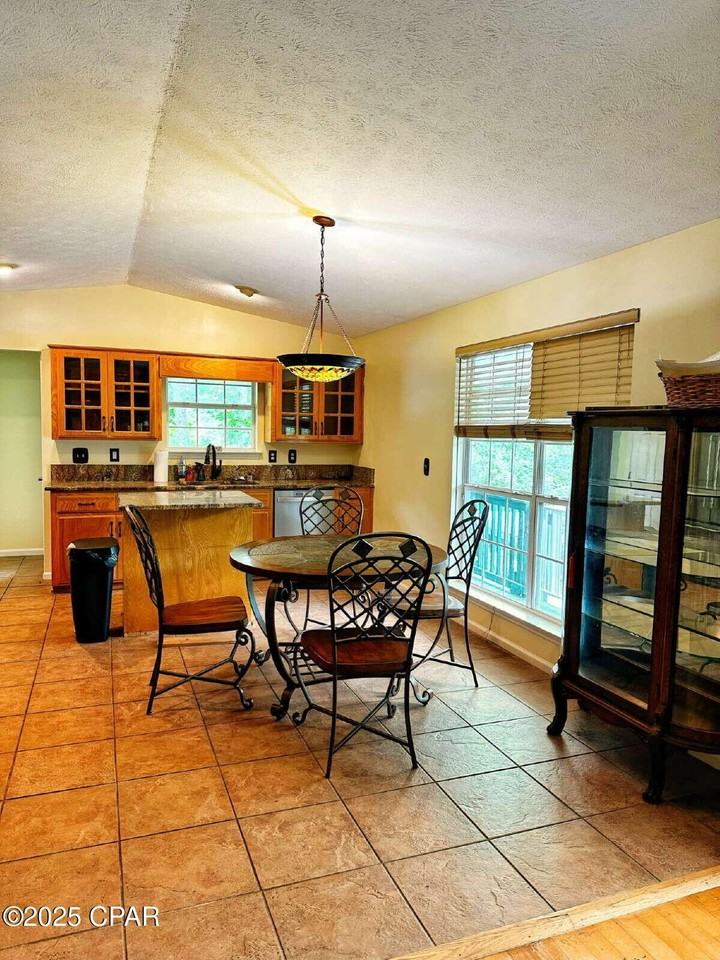 165 Moss Ave - Photo 4 of 14