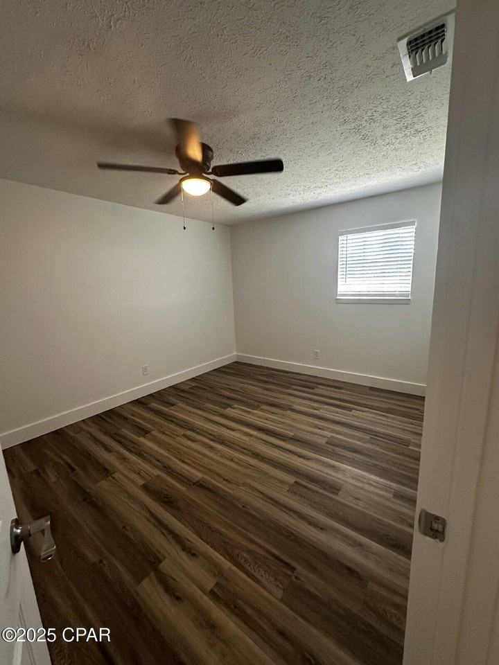 615 Gardenia St - Photo 7 of 8