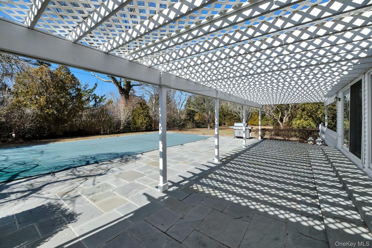 94 S Country Rd - Photo 5 of 40