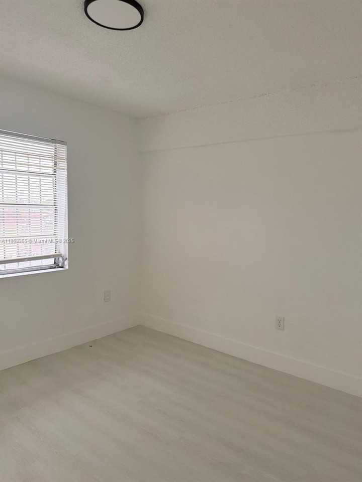 1000 W 28th St #15 - Photo 6 of 10