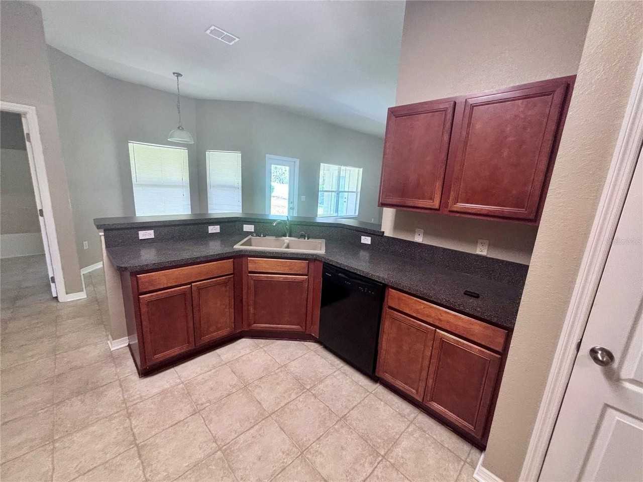 334 Lake Dr - Photo 6 of 17