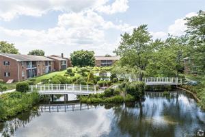 featured image of 5 Commodore Ln