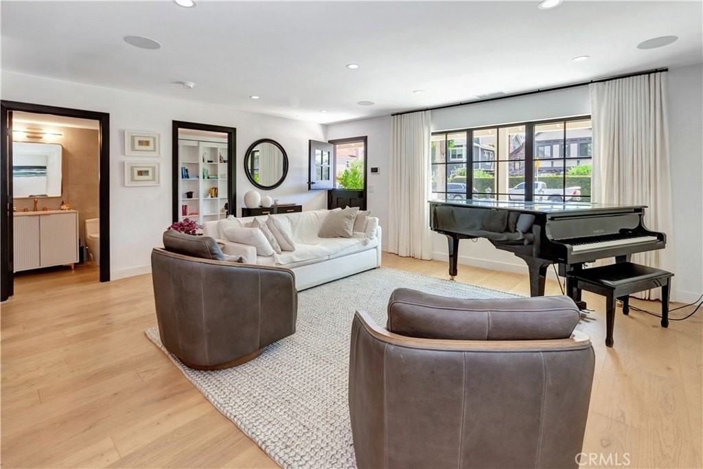 418 E 16th St - Photo 2 of 28