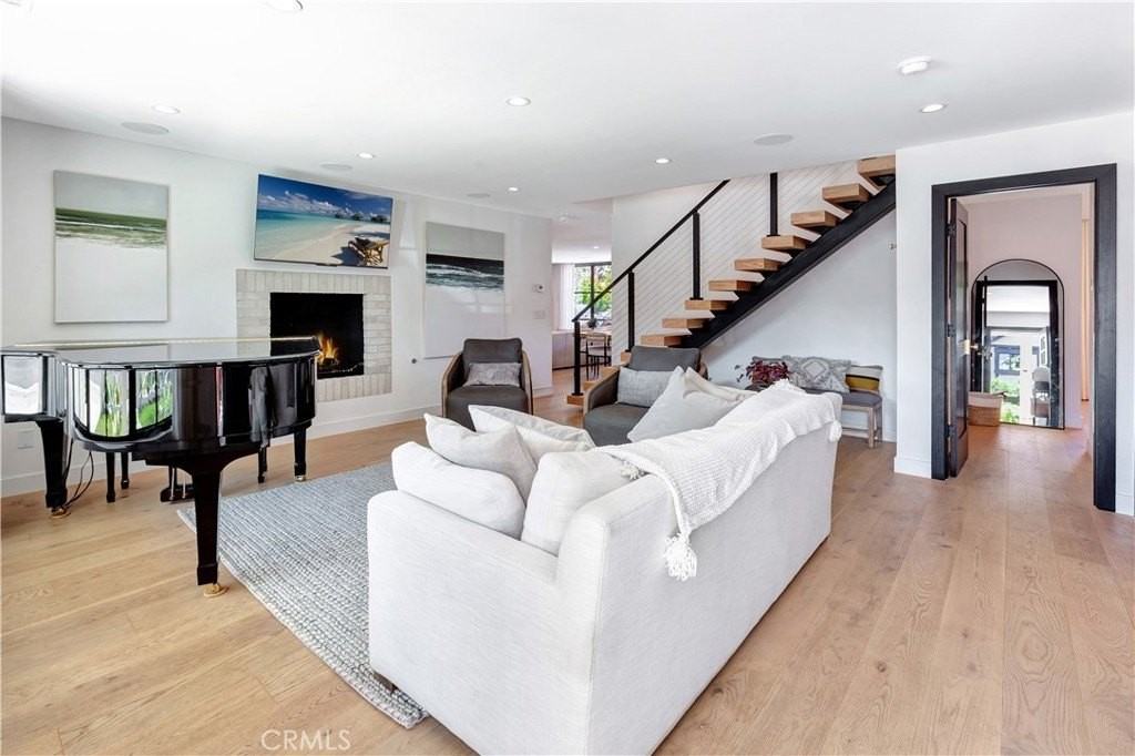 418 E 16th St - Photo 3 of 28