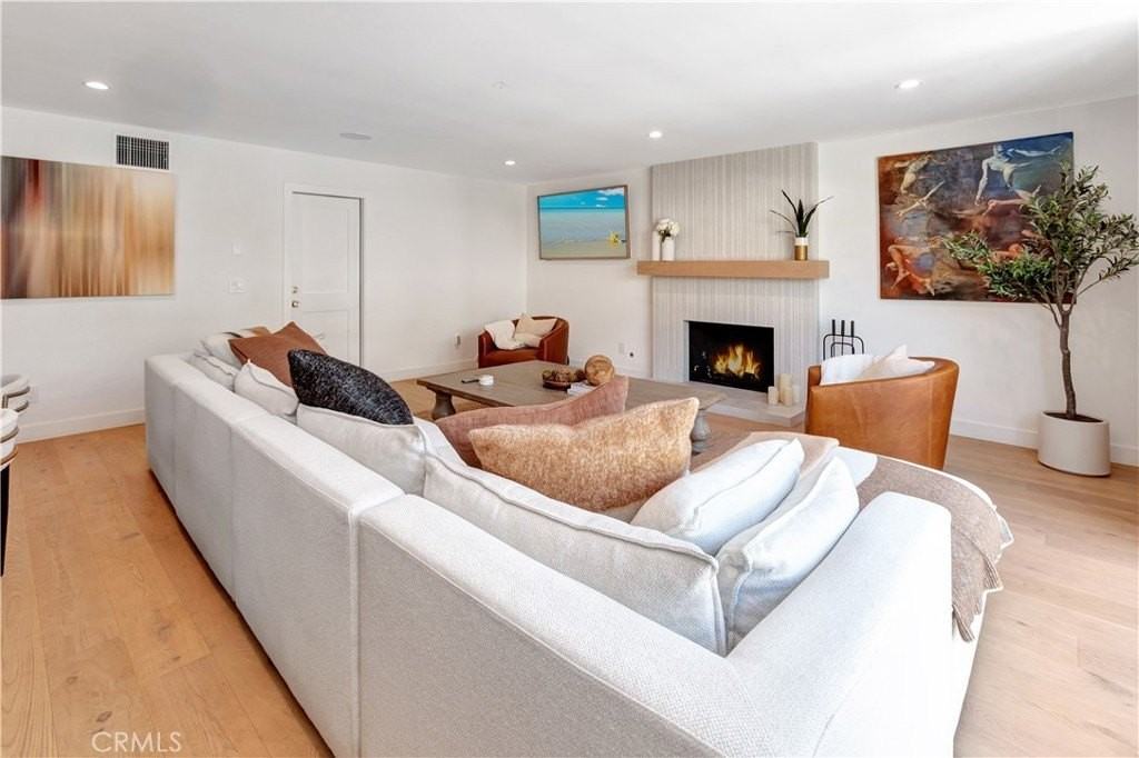 418 E 16th St - Photo 4 of 28