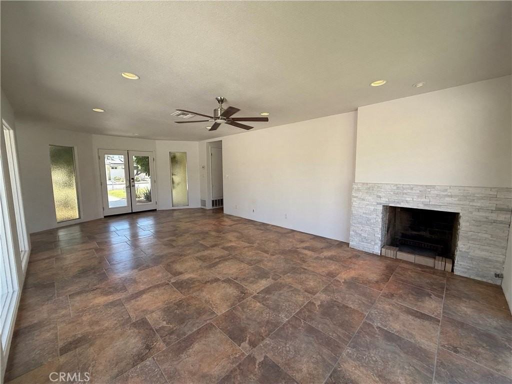 2217 S Bobolink Ln - Photo 4 of 45