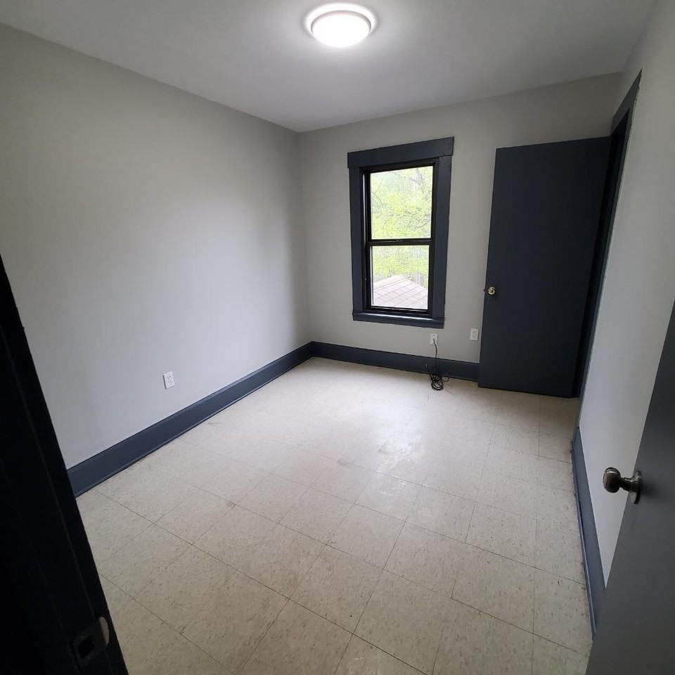 2129 Kensington Ave - Photo 3 of 13