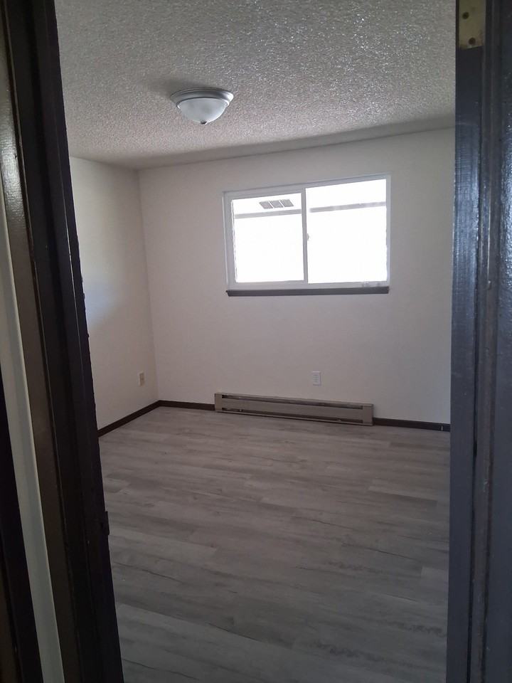 402 East King Avenue - Photo 2 of 6