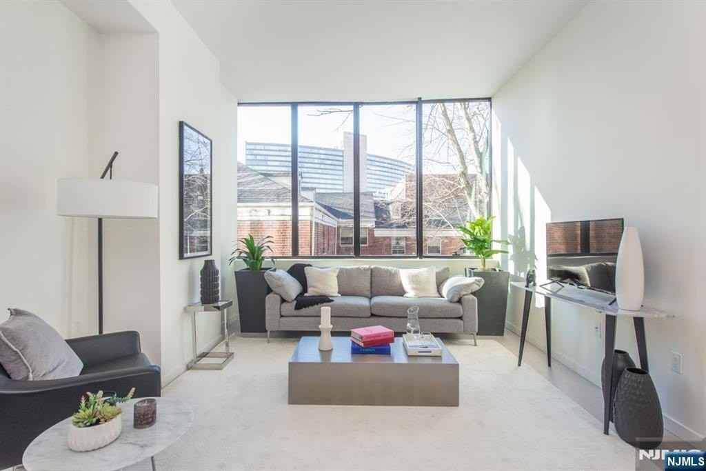 258 S Harrison St - Photo 4 of 13