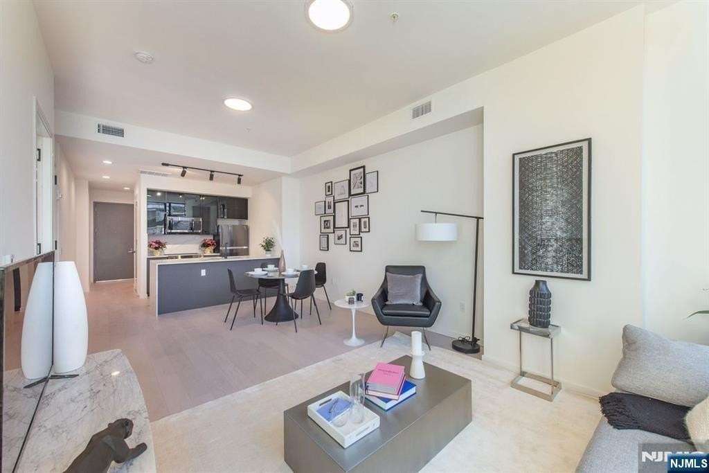 258 S Harrison St - Photo 5 of 13