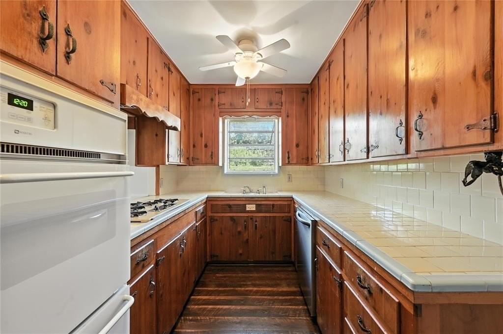 1502 Westcrest Dr - Photo 4 of 18