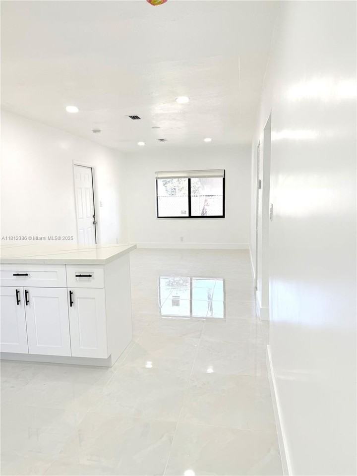 1 Nw 10th St - Photo 3 of 6