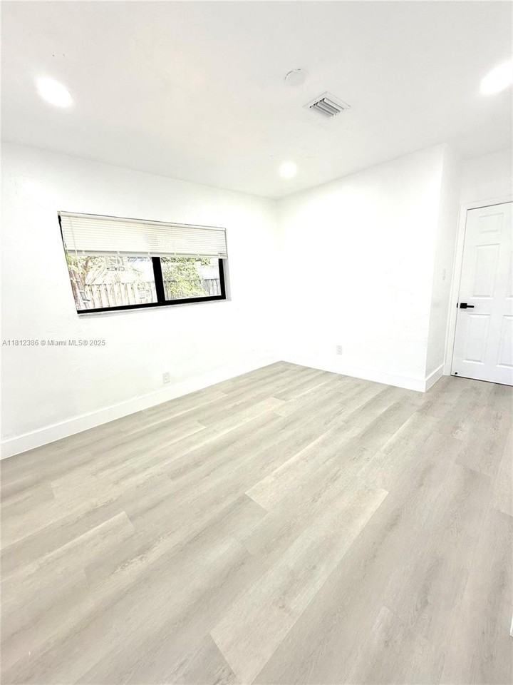 1 Nw 10th St - Photo 4 of 6