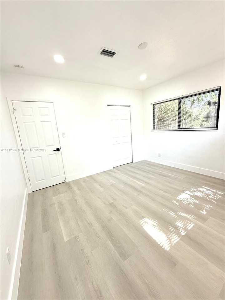 1 Nw 10th St - Photo 6 of 6