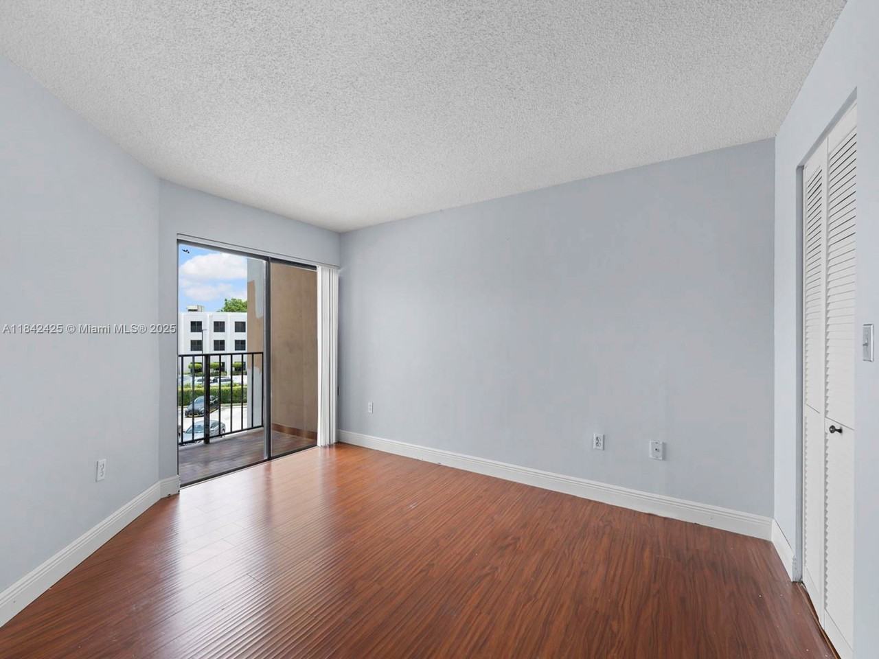 1820 W 53rd St - Photo 6 of 8