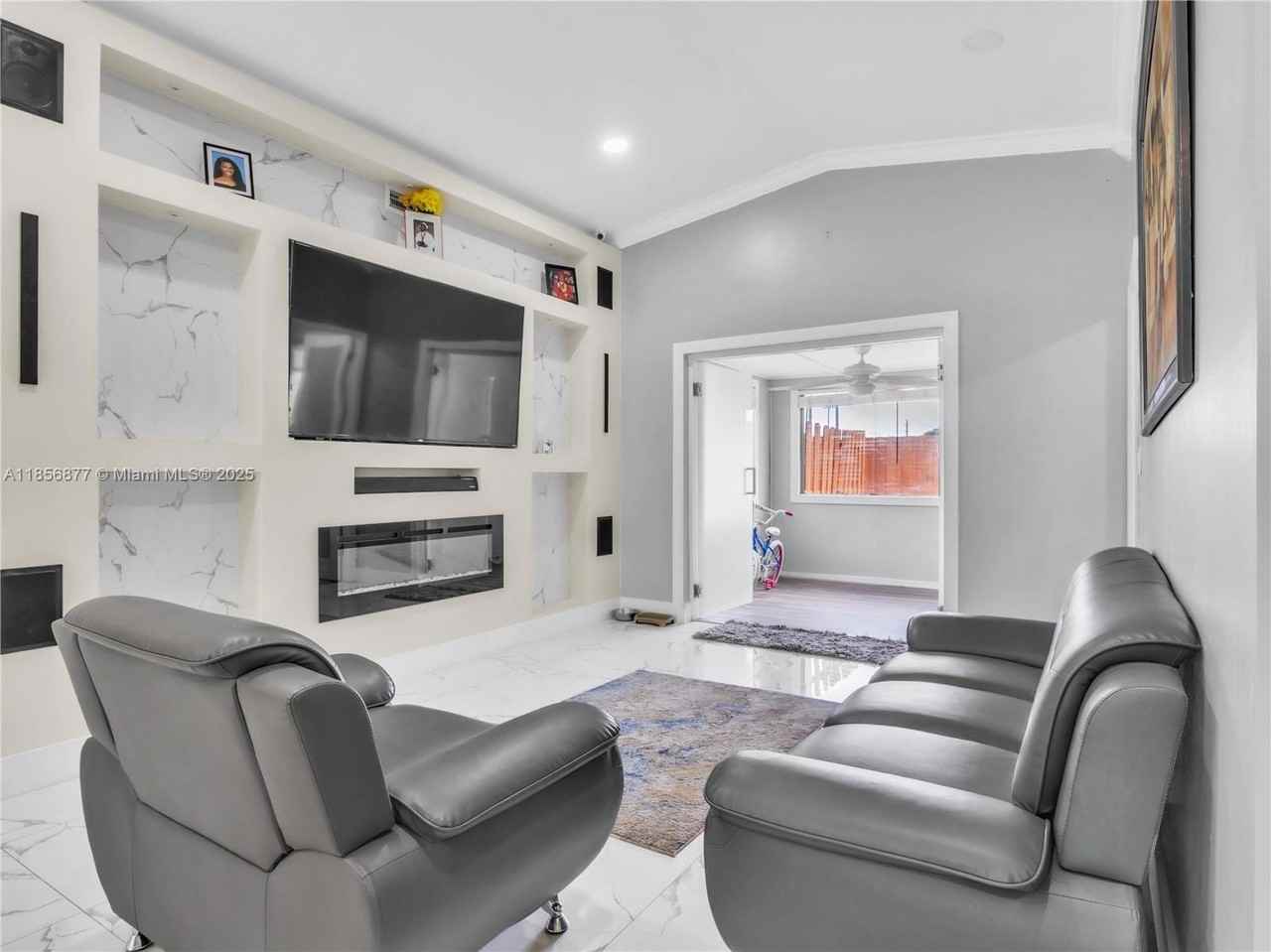 15851 Sw 108th Ave - Photo 3 of 8