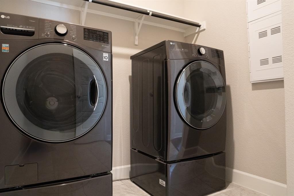 2441 Lazy Dog Ln - Photo 5 of 40