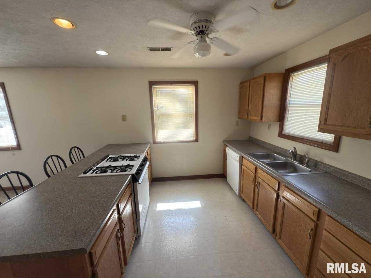 540 N Main St #D - Photo 4 of 17