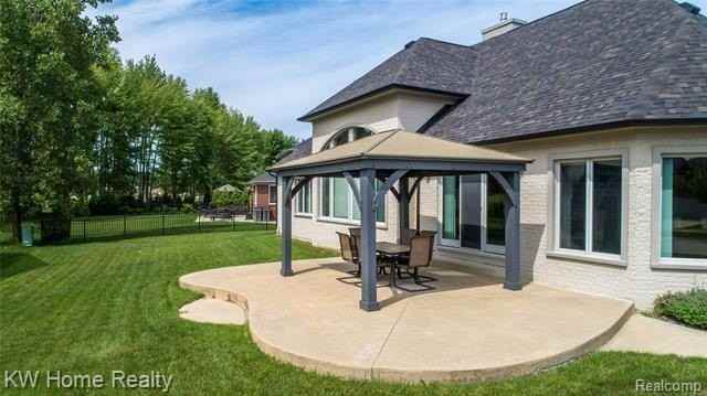 18970 Bedford Dr - Photo 4 of 30