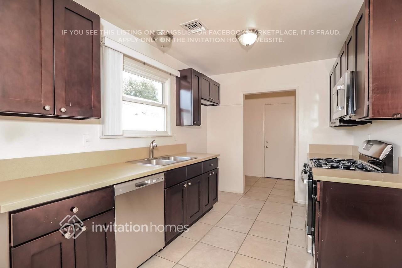 10544 Densmore Ave - Photo 5 of 17