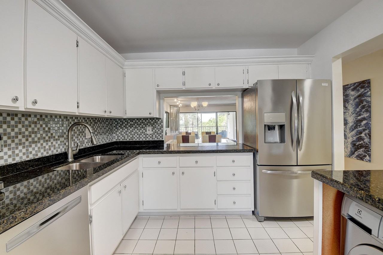 18 Westgate Ln #18F - Photo 3 of 37