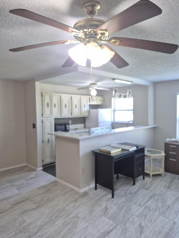 737 High Point Blvd N Apt B - Photo 3 of 12