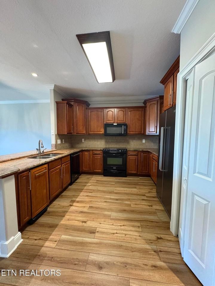 2814 Lake Pointe Dr - Photo 3 of 11