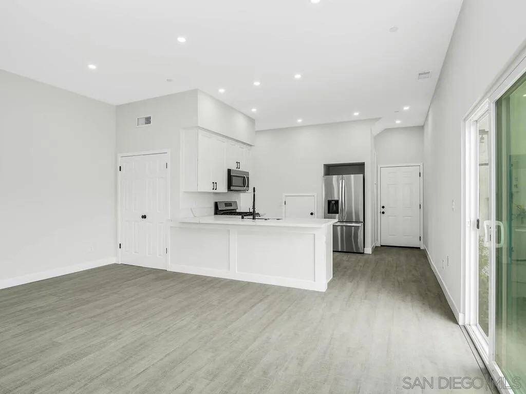 1064 11th Street - Photo 4 of 33