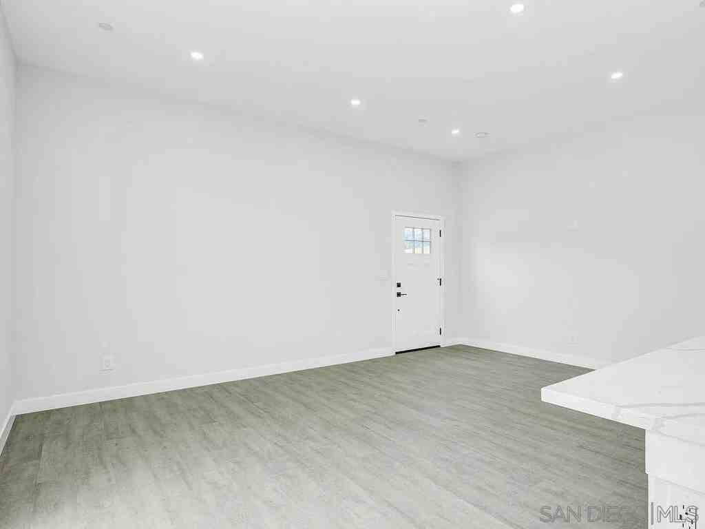 1064 11th Street - Photo 5 of 33