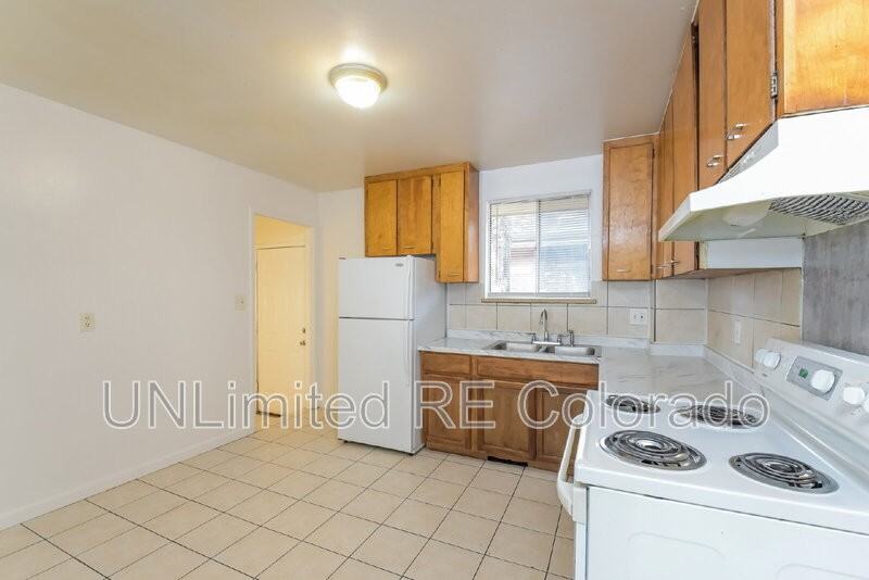 1016 Raleigh St - Photo 5 of 17