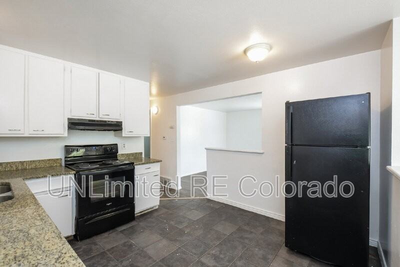 1040 Raleigh St - Photo 4 of 16