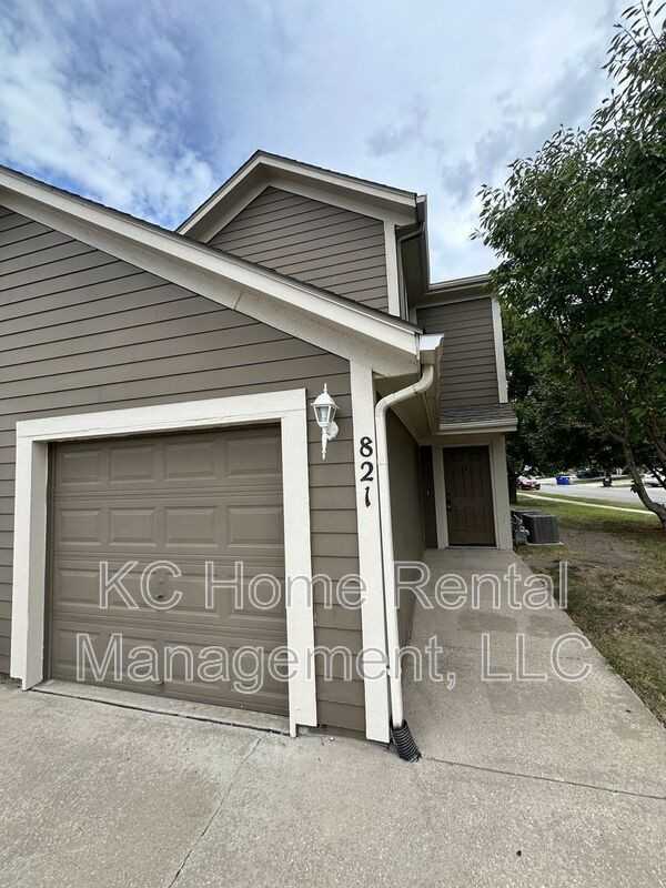 821 N Evergreen St - Photo 2 of 31