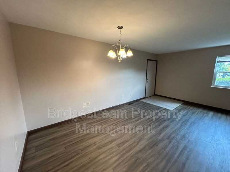 82 Candlewood Ct - Photo 3 of 10