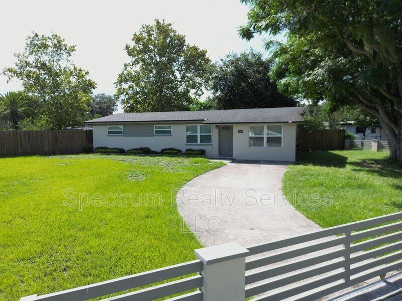 399 Toccoa Rd - Photo 2 of 32