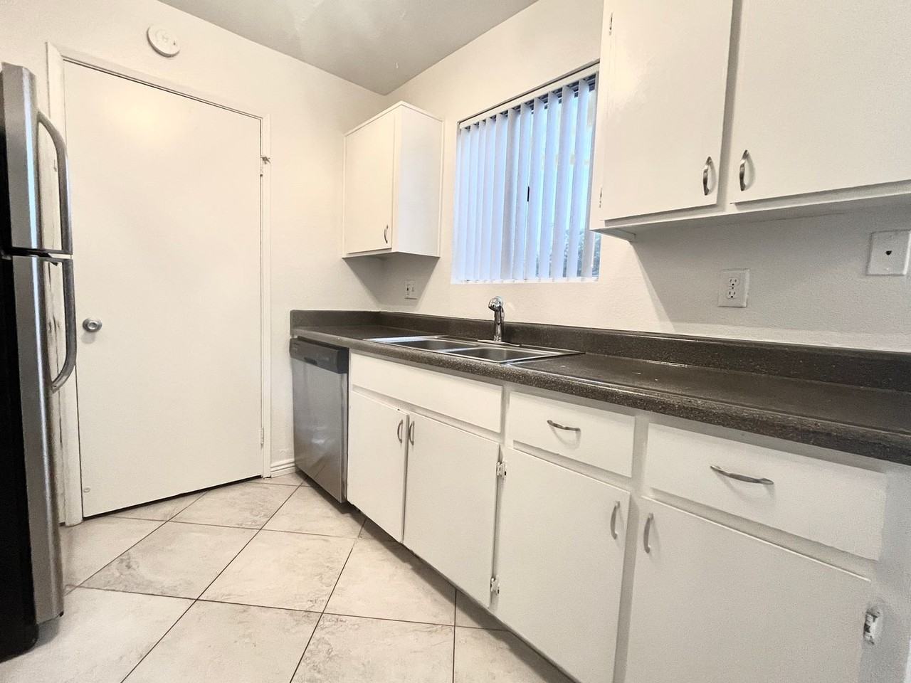 Mission Springs Apartment - Photo 4 of 33