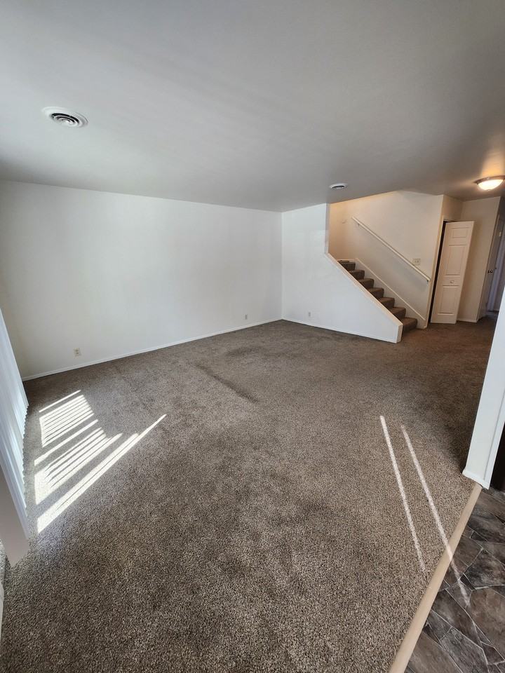 942-948 Hampton Ct - Photo 2 of 13