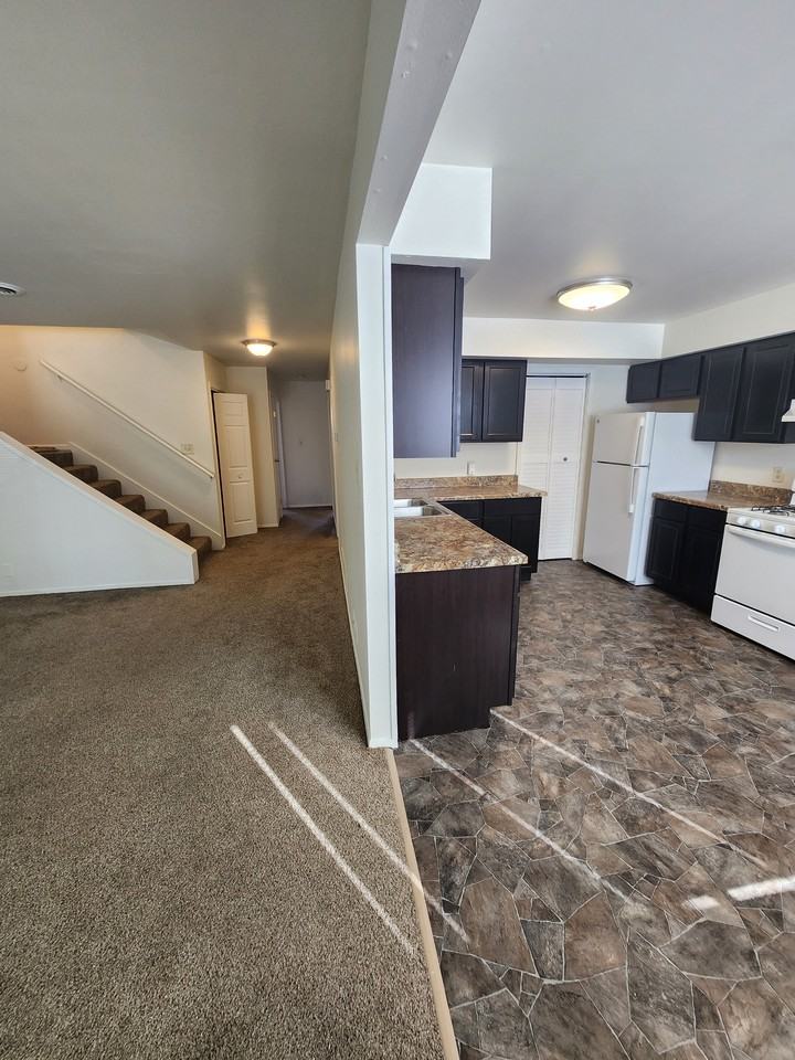 942-948 Hampton Ct - Photo 3 of 13