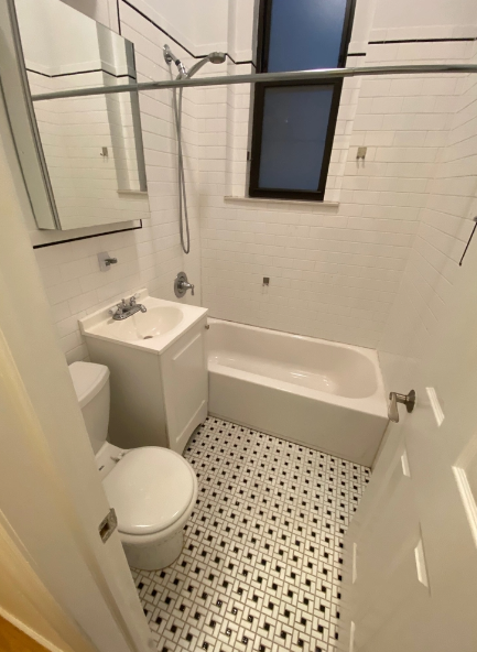 125 E 82nd St #3D - Photo 4 of 5