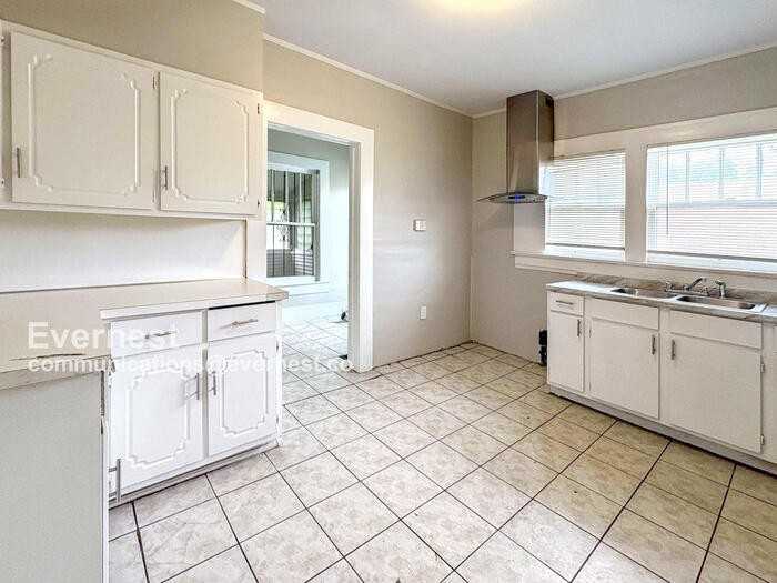 525 53rd St - Photo 2 of 24