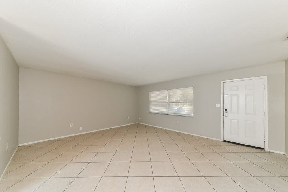 1340 43rd St - Photo 4 of 16