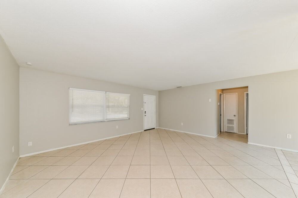 1340 43rd St - Photo 5 of 16