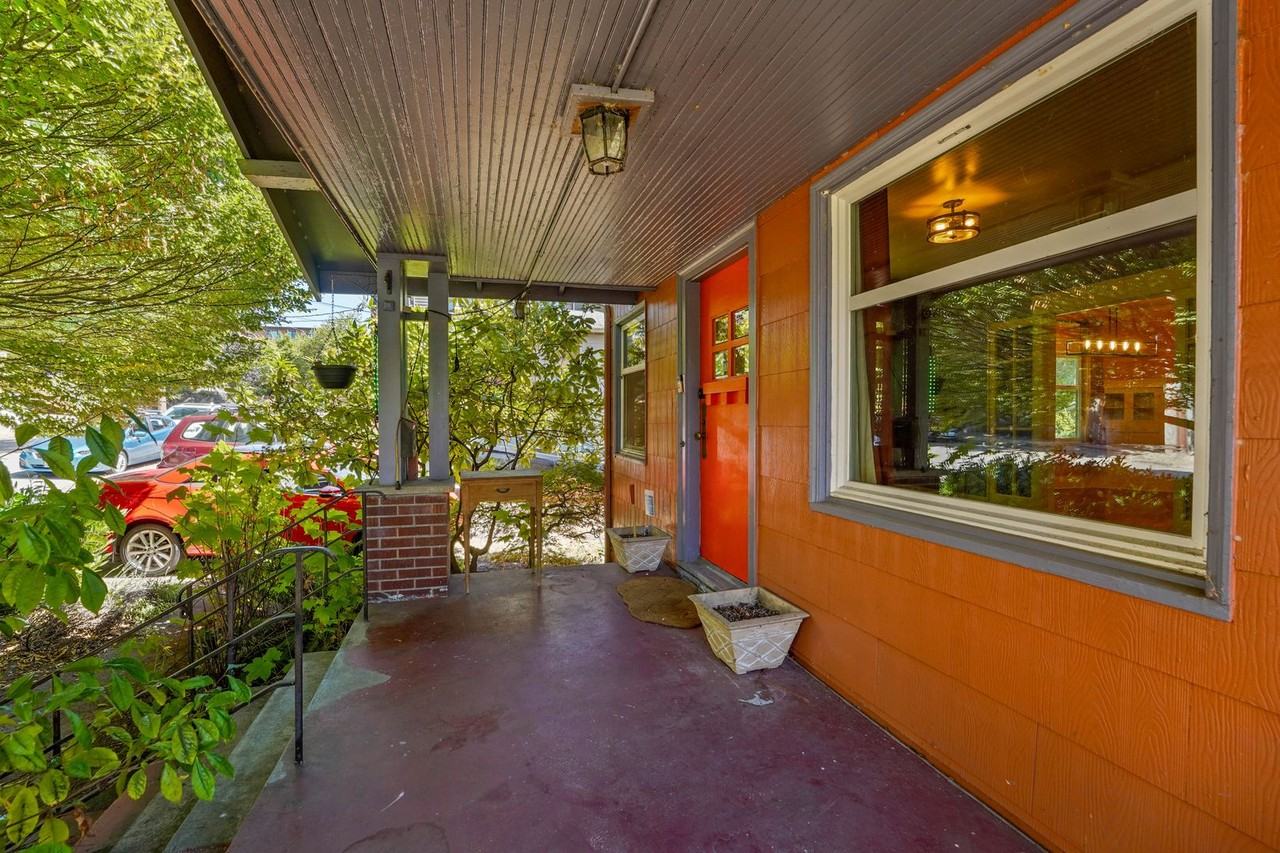 809 Ne 71st St - Photo 3 of 25