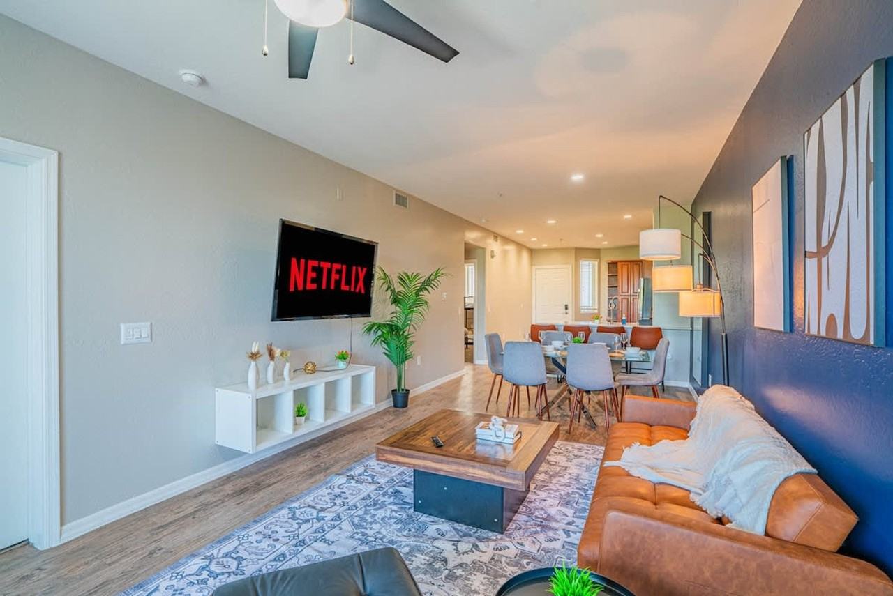 1275 East University Drive - Photo 2 of 100