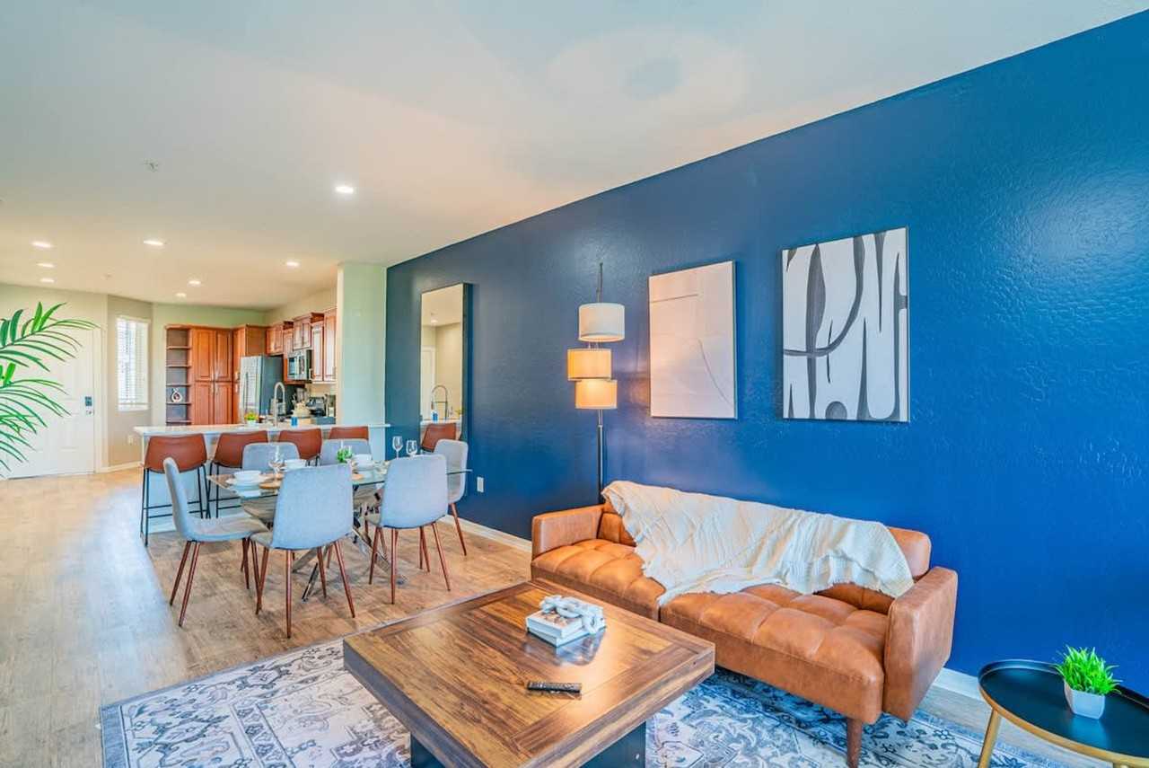 1275 East University Drive - Photo 3 of 100