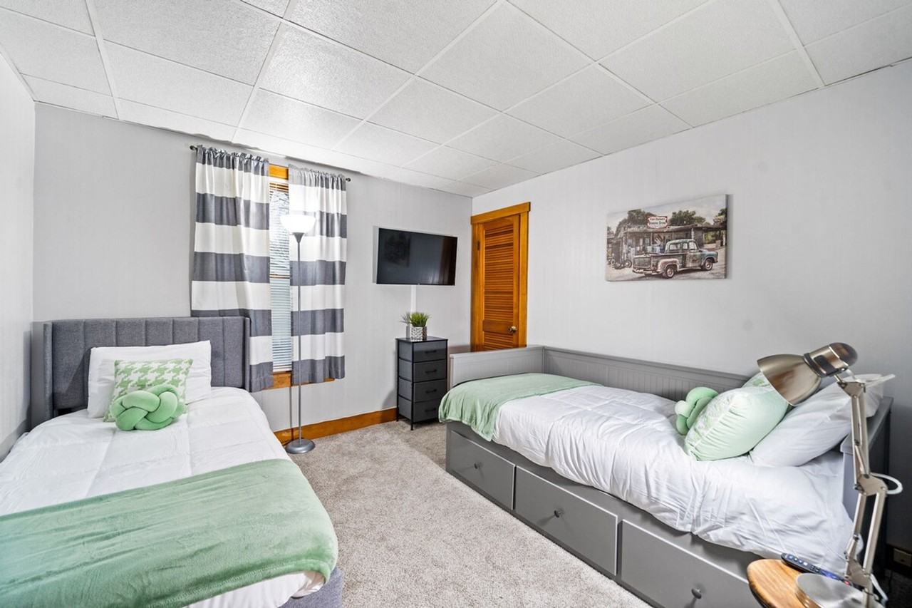 406 Liberty St #1285021P - Photo 5 of 19