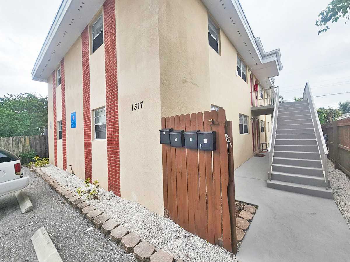 1317 N Federal Hwy #4 - Photo 4 of 24