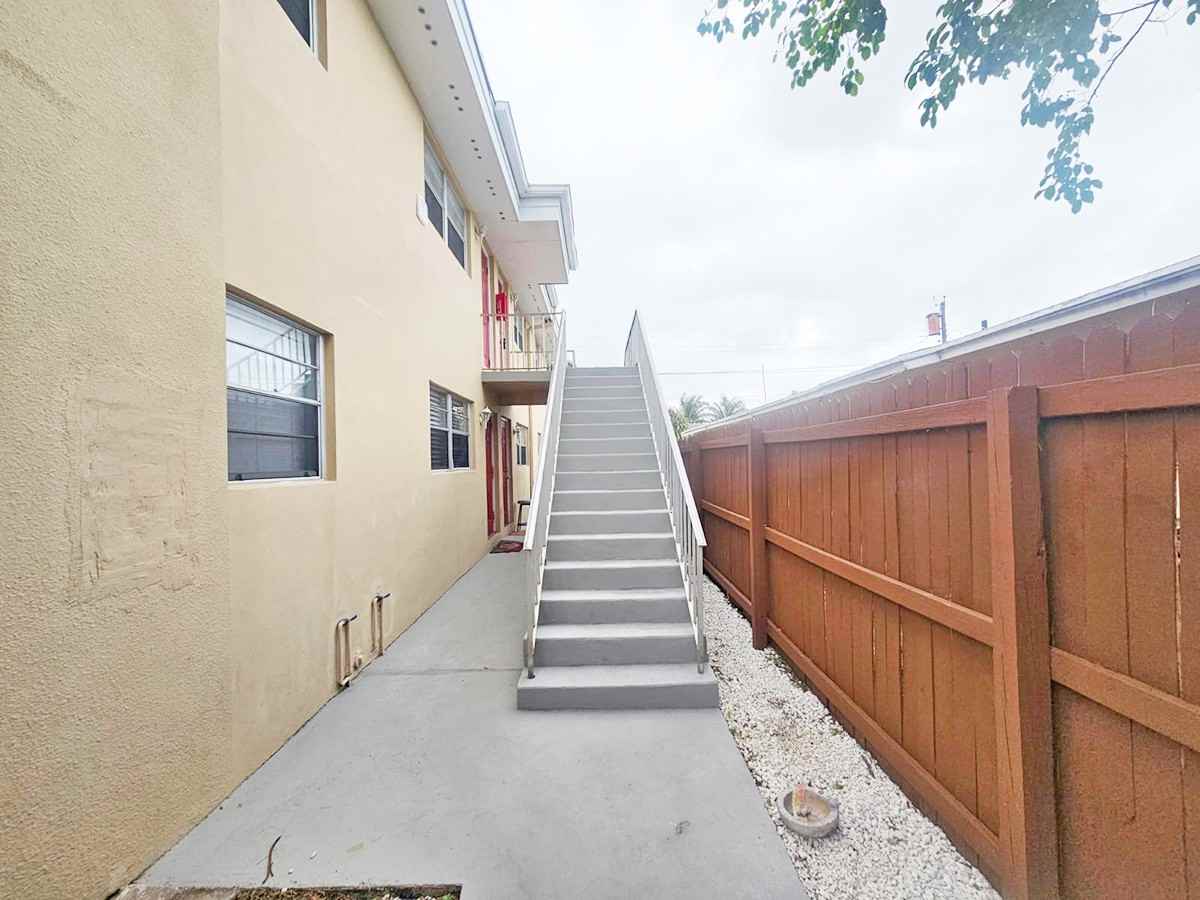 1317 N Federal Hwy #4 - Photo 3 of 24