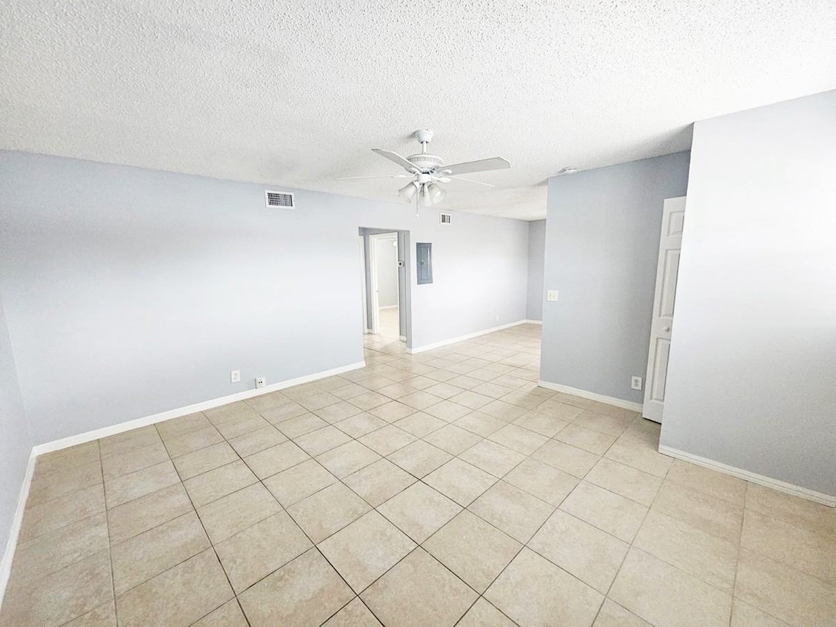 1317 N Federal Hwy #4 - Photo 2 of 24